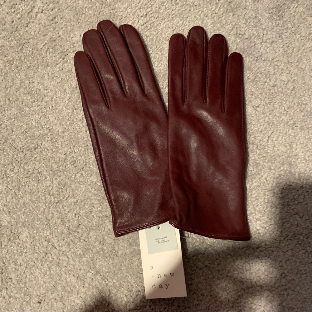 Leather gloves with screen touch fingers